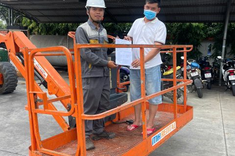 MH Rental bàn giao xe nâng người boomlift JLG 600AJ cho Công ty Giấy Minh Hưng